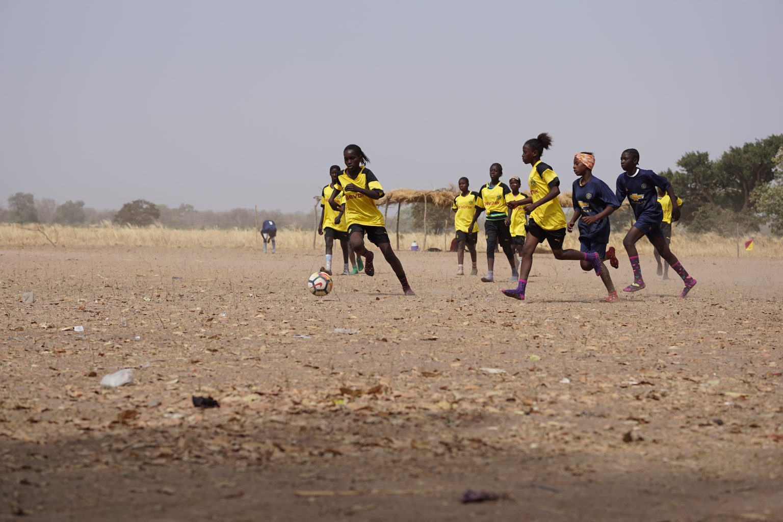 Ungdomar som spelar fotboll