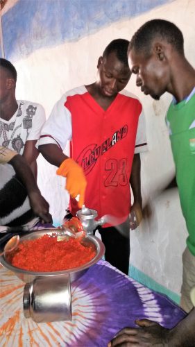Ungdomar i Nyawurulung lär sig att konservera frukt och grönsaker,